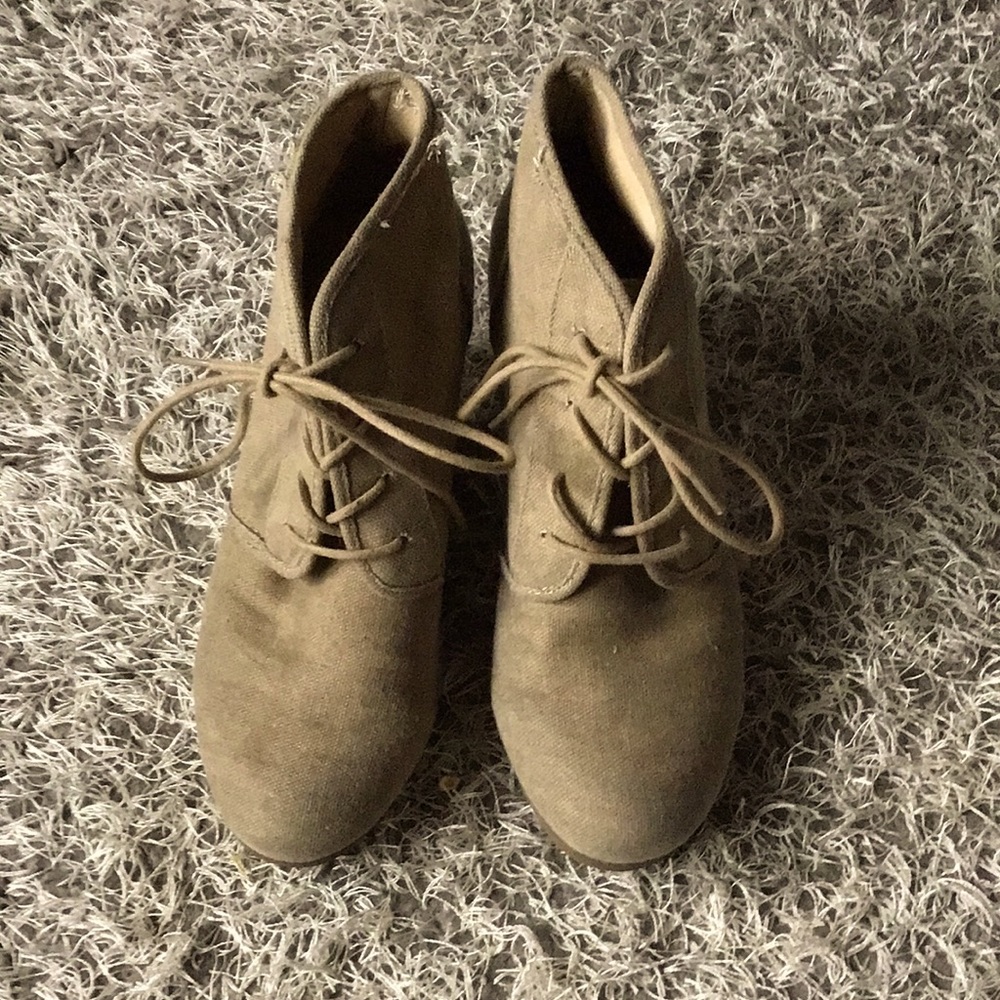 Tan American Eagle wedge’s size 8.5